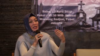 Mantan Politikus Angelina Sondakh memberikan paparan saat menjadi narasumber dalam salah satu diskusi di kawasan Tebet, Jakarta, Rabu (13/4/2022). [Suara.com/Angga Budhiyanto]