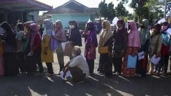 Sejumlah warga antre untuk mendapatkan Bantuan Langsung Tunai (BLT) minyak di GOR Kelurahan Sindangrasa, Kabupaten Ciamis, Jawa Barat, Kamis (14/4/2022). ANTARA FOTO/Adeng Bustomi
