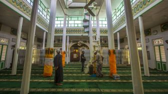 Pengurus masjid membersihkan Masjid Pusaka Banua Lawas di Desa Banua Lawas, Kabupaten Tabalong, Kalimantan Selatan, Kamis (14/4/2022). ANTARA FOTO/Bayu Pratama 