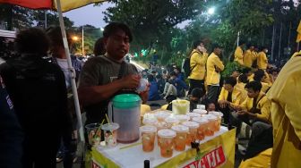 Kisah Ironis Penjual Es Teh di Tengah Aksi Demo: Untung 2 Kali Lipat, Tapi Juga Kena Bogem Mentah