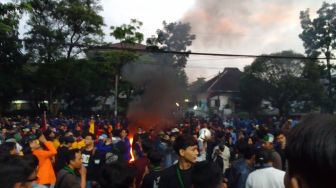 Mahasiswa Copot Kawat Berduri, Aksi di Depan Gedung DPRD Jawa Barat Memanas Jelang Azan Magrib