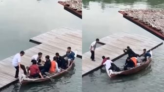 Rombongan Pria Naik Perahu Sampan Berakhir Oleng, Sosok Baju Putih Jadi Sorotan Publik: Beban Tim