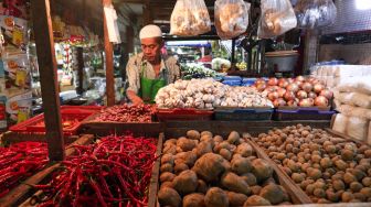 Pedagang menunggu pembeli di Pasar PSPT Tebet, Jakarta Selatan, Kamis (14/4/2022). [Suara.com/Alfian Winanto]