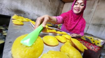 Melihat Proses Pembuatan Kokes Kue Tradisional Khas Pontianak, Murah Dan Lezat!