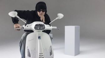 The Best 5 Oto: Justin Bieber Desain Vespa, Inovasi Motor Ambulans di Ambon, Rantai Motor Valentino Rossi