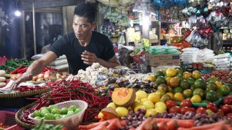 Pedagang menunggu pembeli di Pasar PSPT Tebet, Jakarta Selatan, Kamis (14/4/2022). [Suara.com/Alfian Winanto]