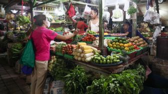 Warga membeli kebutuhan pokok di Pasar PSPT Tebet, Jakarta Selatan, Kamis (14/4/2022). [Suara.com/Alfian Winanto]