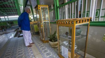 Warga melihat benda pusaka di Masjid Pusaka Banua Lawas di Desa Banua Lawas, Kabupaten Tabalong, Kalimantan Selatan, Kamis (14/4/2022). ANTARA FOTO/Bayu Pratama 