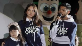 Pemain dalam film Hello Ghost Enzy Storia dan Onadio Leonardo ditemui dalam acara showcase pengenalan tujuh film Falcon Pictures di Epicentrum Walk, Jakarta, Kamis (14/4/2022). [Suara.com/Angga Budhiyanto]