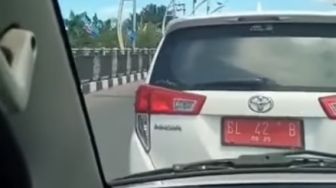 Mobil Kepala Satpol PP Tak Kasih Jalan ke Ambulans, Publik: Plat Merah Belagu, RI 1 Saja Minggir