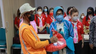 Petugas Kebersihan dan Taman Kota Pontianak Terima Paket Sembako