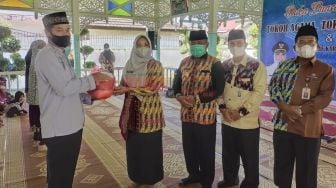 Tali Asih Ramadan, Erlina Motivasi Warga Mualaf di Mempawah