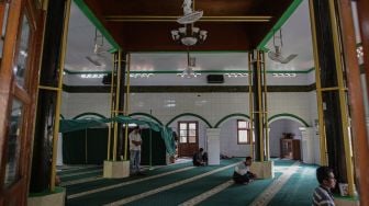 Warga beribadah di Masjid Kalipasir, Kota Tangerang, Banten, Kamis (14/4/2022). ANTARA FOTO/Fauzan