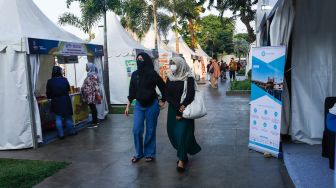 Warga berkunjung ke Istiqlal Halal Expo 2022 di Pelataran Masjid Istiqlal, Jakarta Pusat, Jumat (15/4/2022). [Suara.com/Alfian Winanto]