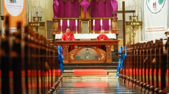 Umat Kristiani saat mengikuti ibadah Jumat Agung di Gereja Katedral, Jakarta Pusat, Jumat (15/4/2022). [Suara.com/Alfian Winanto]