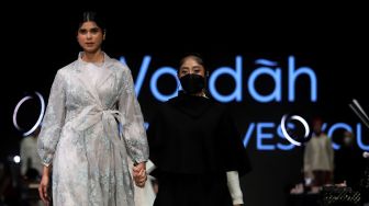 Model menunjukkan hasil riasan saat acara Wardah Beauty Conference, Indonesia Fashion Week 2022, Jakarta Convention Center (JCC), Jakarta, Jumat (15/4/2022). [Suara.com/Angga Budhiyanto]