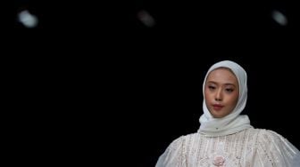 Model menunjukkan hasil riasan saat acara Wardah Beauty Conference, Indonesia Fashion Week 2022, Jakarta Convention Center (JCC), Jakarta, Jumat (15/4/2022). [Suara.com/Angga Budhiyanto]