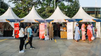 Warga berkunjung ke Istiqlal Halal Expo 2022 di Pelataran Masjid Istiqlal, Jakarta Pusat, Jumat (15/4/2022). [Suara.com/Alfian Winanto]