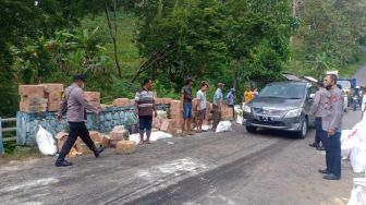 Migor, Gula dan Terigu Berhamburan di Jalan Setelah Truk Sembako Terguling di Ponorogo, Jalanan Macet