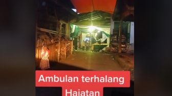 Gara-gara Terhalang Acara Hajatan di Jalan, Ambulans Nyaris Gagal Bertugas