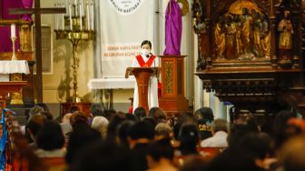 Umat Kristiani saat mengikuti ibadah Jumat Agung di Gereja Katedral, Jakarta Pusat, Jumat (15/4/2022). [Suara.com/Alfian Winanto]