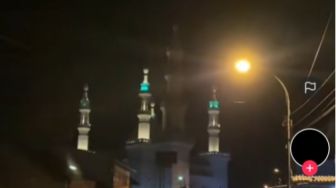 Kocak! Marbot Masjid Ini Bangunkan Sahur dengan Cara Nyanyi Lagu "Sahur Ora Sahur Sakarepmu" Warganet: Indahnya Ramadhan