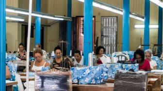 Momen Buruh Pabrik Tidur di Lantai 15 Menit Saat Istirahat Kerja Ini Bikin Publik Terenyuh