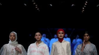 Model menunjukkan hasil riasan saat acara Wardah Beauty Conference, Indonesia Fashion Week 2022, Jakarta Convention Center (JCC), Jakarta, Jumat (15/4/2022). [Suara.com/Angga Budhiyanto]