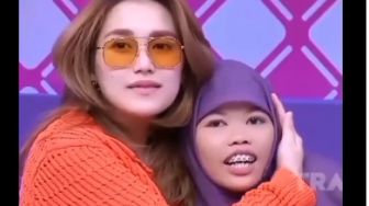 Marah Dituding Tak Ramah ke Seleb TikTok Dhila JM, Ayu Ting Ting: Jangan Lihat Orang dari Luar