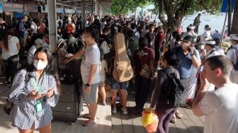 Wisatawan menunggu kedatangan kapal cepat untuk menyeberang menuju Pulau Nusa Penida saat liburan panjang berkenaan dengan Hari Paskah di Pelabuhan Sanur, Denpasar, Bali, Jumat (15/4/2022). ANTARA FOTO/Nyoman Hendra Wibowo