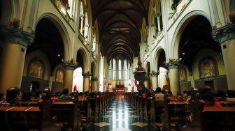 Umat Kristiani saat mengikuti ibadah Jumat Agung di Gereja Katedral, Jakarta Pusat, Jumat (15/4/2022). [Suara.com/Alfian Winanto]