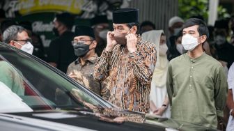 Ragam Momen Kocak Gibran Temani Jokowi Blusukan di Solo: Dicuekin hingga Bingung &#039;Kehilangan&#039; Bapak di Kerumunan
