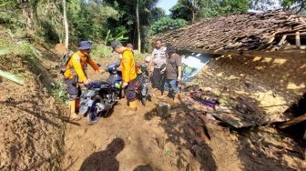 Duka Warga Kampung Cilengkong di Hari Puasa ke-13, 10 Rumah Alami Rusak karena Longsor dan Banjir Bandang