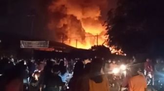 Penampakan Kobaran Api Membumbung Tinggi Melahap Gudang Plastik di Medan