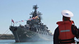 Puluhan Warga Rusia Berduka Atas Tenggelamnya Moskva Kapal Perang Rusia di Laut Hitam