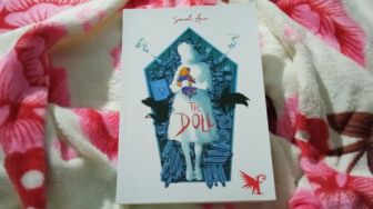 Tentang Sosok Guru Idola dalam Novel The Doll