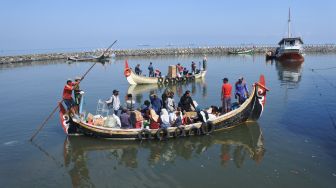 Warga kepulauan bersiap menuju perahu motor untuk mudik lebih awal di Pelabuhan Kalbut, Situbondo, Jawa Timur, Sabtu (16/4/2022). [ANTARA FOTO/Seno/rwa]