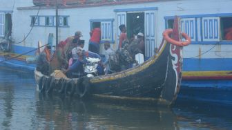 Warga kepulauan bersiap naik ke perahu untuk mudik lebih awal di Pelabuhan Kalbut, Situbondo, Jawa Timur, Sabtu (16/4/2022). [ANTARA FOTO/Seno/rwa]