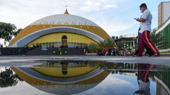 Sejumlah warga berada di halaman Masjid Agung Sultan Thaf Sinar Basarsyah, Deli Serdang, Sumatera Utara, Jumat (15/4/2022). [ANTARA FOTO/Fransisco Carolio/Lmo/foc]
