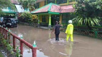 Banjir Menerjang Sekolah di Malang, Dokumen Penting hingga Alat Musik Terendam