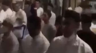 Heboh, Nyanyikan Lagu Indonesia Raya Sebelum Tarawih, Jamaah Ini Tuai Kritikan, Netizen: Rasa Nasionalis yang Kebablasan