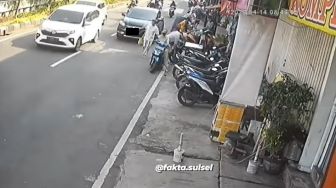 Terekam CCTV, Ibu-ibu Terserempet Mobil sampai Gas Menggelinding, Publik Berdebat Pihak yang Salah