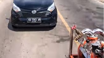 Viral, Daihatsu Sigra Halangi hingga Acungkan Jari Tengah ke Damkar, Netizen: Datang Telat Dimaki, di Jalan Dihalangi