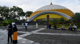 Sejumlah warga berada di halaman Masjid Agung Sultan Thaf Sinar Basarsyah, Deli Serdang, Sumatera Utara, Jumat (15/4/2022). [ANTARA FOTO/Fransisco Carolio/Lmo/foc]
