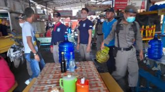 Satpol PP Sita 6 Tabung Gas dari Warung Makan yang Buka Siang di Pasar Raya Padang