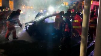 Malam-malam Warga Tegalsari Surabaya Digegerkan Mobil Chevrolet Tiba-tiba Terbakar di Depan Hotel