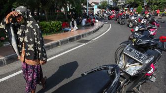 Warga mengantre untuk menukarkan uang baru secara lantatur (layanan tanpa turun) di Kantor Perwakilan Bank Indonesia (BI) Provinsi Jawa Timur di Surabaya, Jawa Timur, Minggu (17/4/2022). ANTARA FOTO/Didik Suhartono