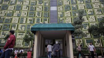 Seorang warga muslim berjalan di depan Masjid Asmaul Husna, Kelapa Dua, Kabupaten Tangerang, Banten, Sabtu (16/4/2022). ANTARA FOTO/Fauzan
