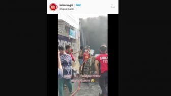 Truk Kontainer Muat Paket Warga Denpasar Terbakar di Jalur Pantura, Netizen Sebut Baju Lebaran