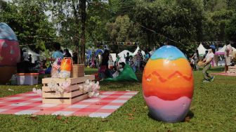 Pengunjung menikmati suasana Festival Telur 2022 di Lapangan Banteng, Jakarta, Minggu (17/4/2022). [Suara.com/Angga Budhiyanto]